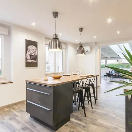 Deux Voisins Au Calme Olivia Et Victoria *