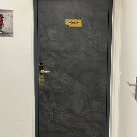 Deux Voisins Au Calme Olivia Et Victoria *