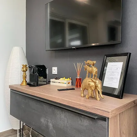 Deux Voisins Au Calme Olivia Et Victoria *