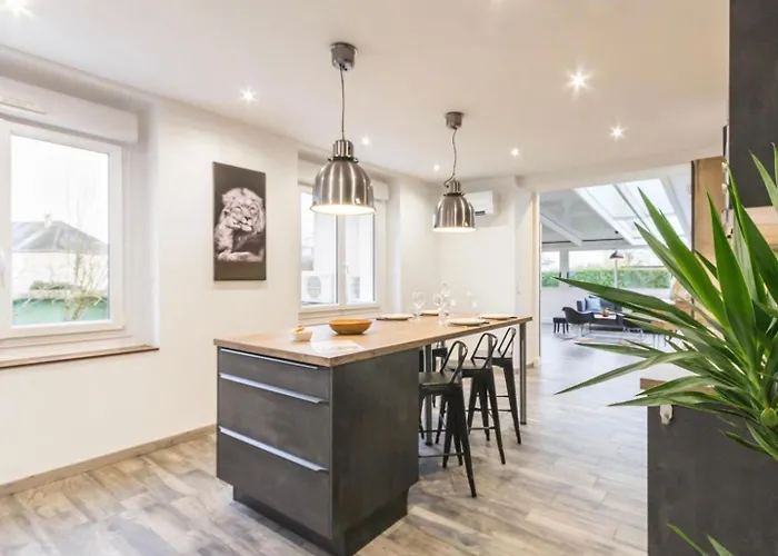 Deux Voisins Au Calme Olivia Et Victoria *