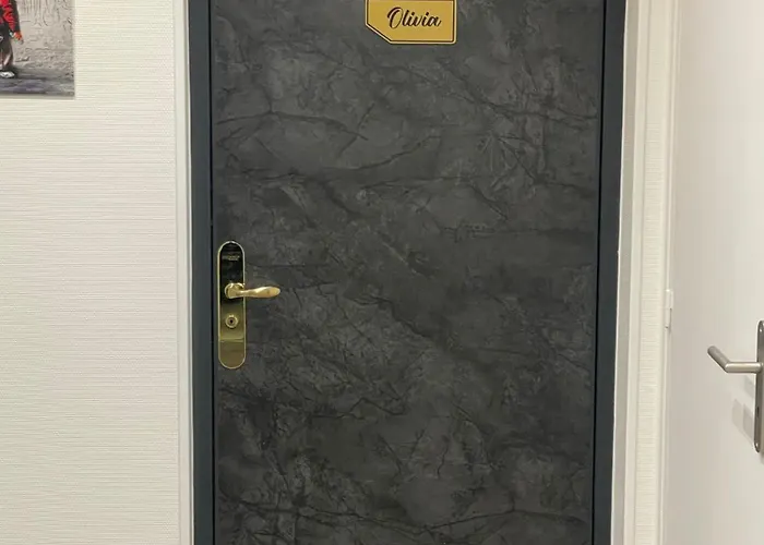 Deux Voisins Au Calme Olivia Et Victoria *